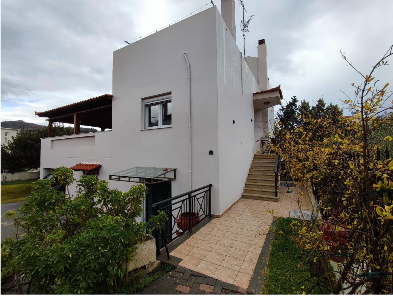 Ανατολική όψη και πρόσβαση