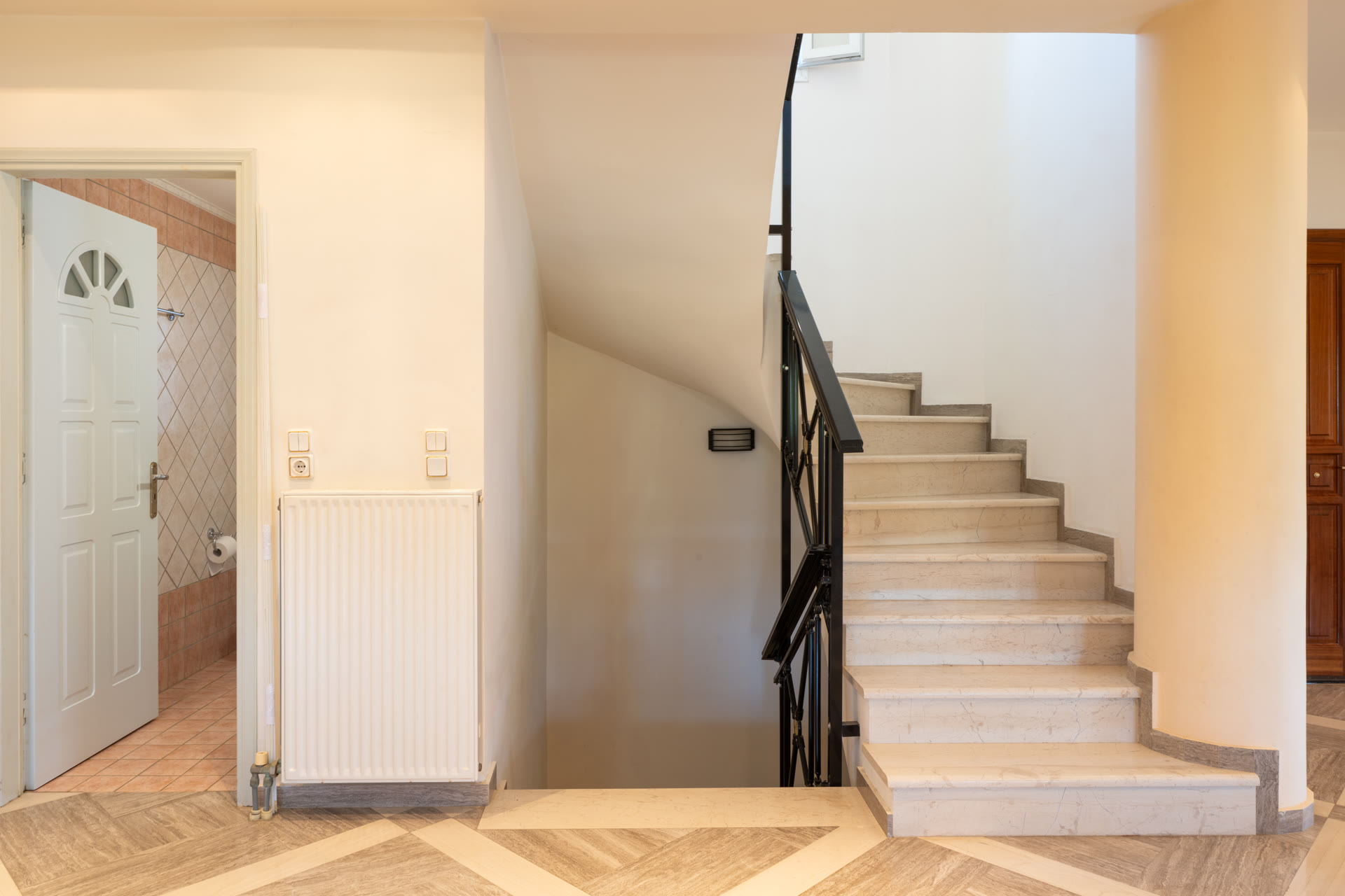 Internal staircase and entry area connecting the main levels of the house